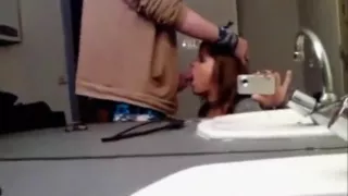 Sie genießt es, an öffentlichen Orten gedreht zu werden, die