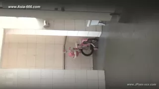 chinese girls go to toilet.22