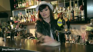 Jeny Smith nackte Bardame im Dienst