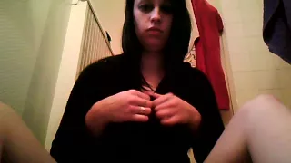 J'adore m'exhibée quand je caresse ma grosse chatte