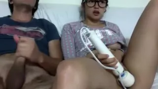 Süßes Babe mit Brille und ihr Freund necken sich vor der Webcam