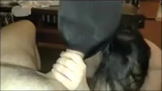 Maskierte Hure lutscht fetten Schwanz im Pov-Stil