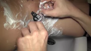 User rasiert mir die Fotze blank