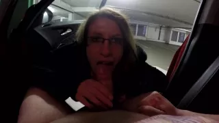 Am Flughafen das naive Luder lutschen lassen