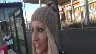 Auf den Bus warten mit