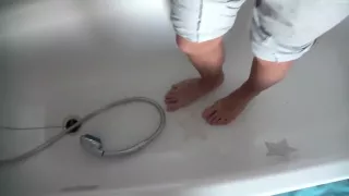 Fusse waschen in der Wanne