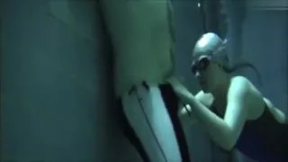 Blowjob Unterwasser im engen blauen Fastskin