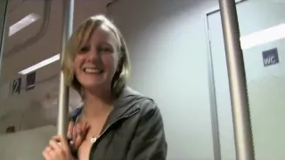 Fahrgast in der Bahn verfuhrt