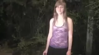 Wildes Mädchen lässt Jungs einen Zug auf ihr fahren