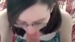 nerd mit brille am blasen