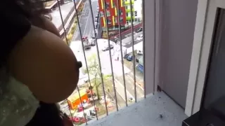 je montre ma chatte sur le balcon