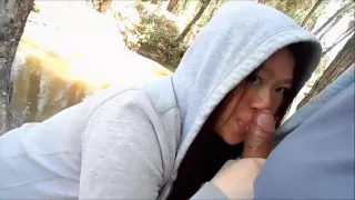 Asiatisches Mädchen lutscht Schwanz in einem öffentlichen Park