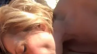 mia moglie clara mi spompina in spiaggia