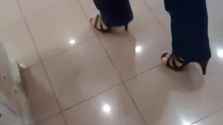 probando zapatos 2 in the shoe estore 2