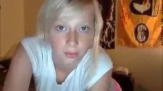 rosa Höschen und blonde Haare