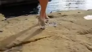 caminado con sus tacones sexys walk in very sexy high heels