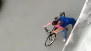 Voyeur filmt eine Schülerin beim Sex mit dem örtlichen Dorftrottel in der Öffentlichkeit