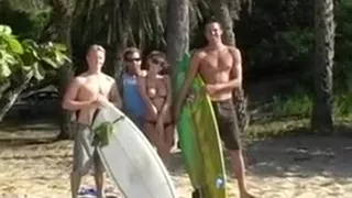 Mein schönes Mädchen erlaubt mir, sie nackt am Strand zu filmen