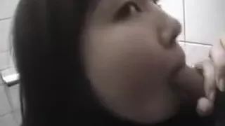 Schlanke japanische Hure im kurzen Rock gibt mir einen Blowjob