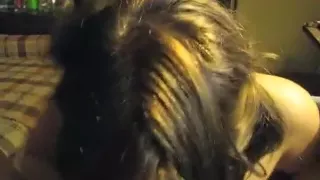 Reife mit Brille arbeitet am Schwanz