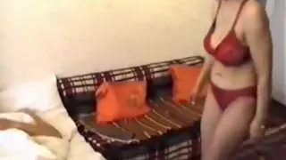 Hübsche reife Brünette Freundin machen Sex Spaß mit seinem jungen Kerl Freund