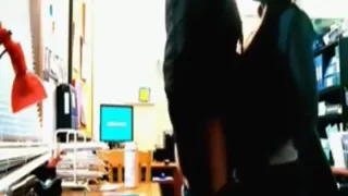 Junges Paar fickt im Wohnheimzimmer