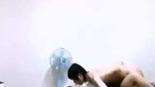 Asiatisches Mädchen hat Missionars- und Cowgirl-Sex auf einem Laken auf dem Boden