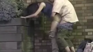 Ein asiatisches Mädchen darf seinen Freund nicht mit nach Hause nehmen, also fickt sie ihn einfach in der Öffentlichkeit.