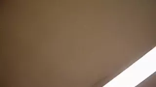 Brünettes Mädchen hat Missionarssex mit ihrem Freund in ihrem Schlafsaal