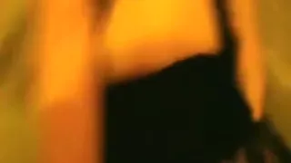 Die Brünette masturbiert, wird geleckt und von hinten auf dem Sofa gefickt.