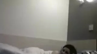 Vollbusiges brünettes Mädchen braucht Gleitmittel, um feucht zu bleiben