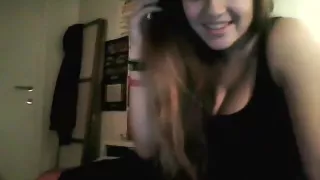 Vollbusiges süßes Mädchen befriedigt ihren Freund online mit Cybersex