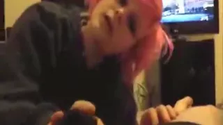 Vollbusiges Emo-Mädchen mit rosa Haaren gibt ihrem Freund einen Blowjob
