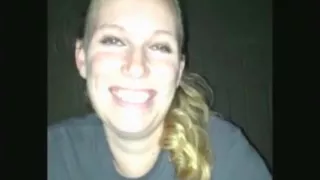 Cuckold nimmt einen schwarzen Bullen auf, der seine Frau auf dem Boden fickt