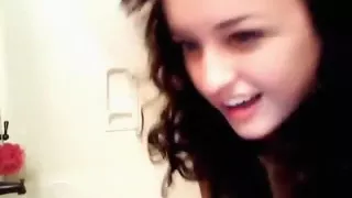 Süßes und sehr heißes brünettes Mädchen spielt mit ihren kleinen Titten und masturbiert mit dem Wasserstrahl in der Badewanne