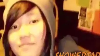 Niedliche asiatische Freundin wird nackt in der Dusche gefilmt