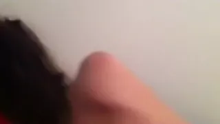 Niedliches brünettes Mädchen hat Pov Oral-, Cowgirl- und Missionarssex auf dem Bett.