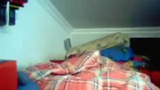 Niedliches Mädchen mit lockigem Haar hat Oral-, Cowgirl- und Missionarssex.