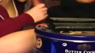 süßes Mädchen mit Pferdeschwanz vergnügt ihren Freund oral auf einem Stuhl