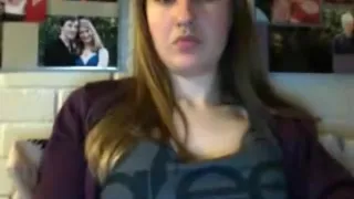 Mädchen spielt mit ihren Titten und reibt ihre Muschi in ihrer Hose