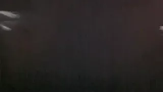 Geiles brünettes Mädchen reitet ihren Freund pov auf dem Bett und stöhnt