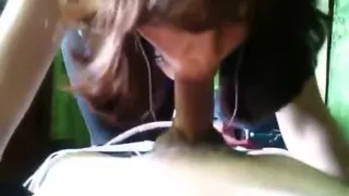 Lol !!! cute girl sings along with her fav boyg, while she sucks her bf's cock !!!