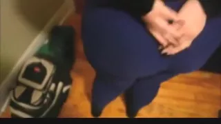 Streberisches Emo-Mädchen mit blauen Haaren macht ein Sextape