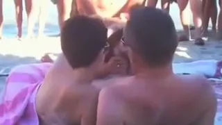 Nudist groupsex at the beach ??? people watch in amazement !!!