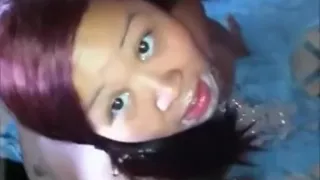 Asiatisches Mädchen mit Zopf gibt einen sehr bösen Blowjob