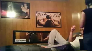 Das Mädchen mit dem Zopf fickt ihren Freund, der sich wie ein Boss aufführt.