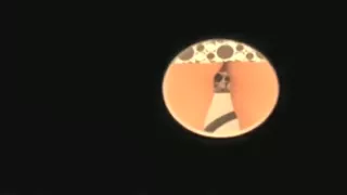 Maskierte Schlampe lutscht Schwanz in einem Glory Hole.