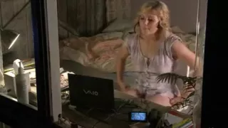 Glassed blonde finger fucks her snatch for webcam