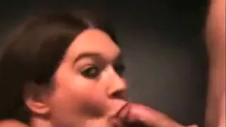 Fesselnde Hottie bekommt ihren haarlosen Keks hart gefickt.