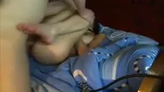 Emo-style babe gets between her boyfriends legs.